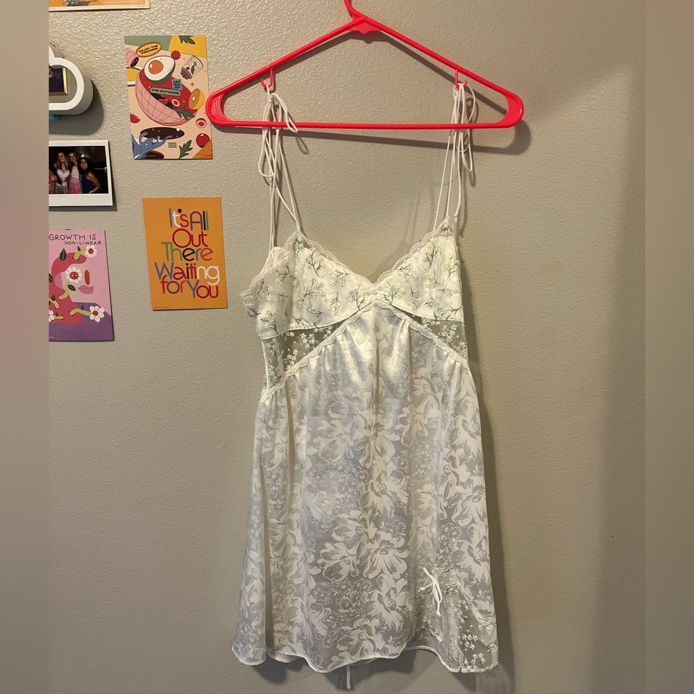 For love and lemons baby’s breath dress🌼
